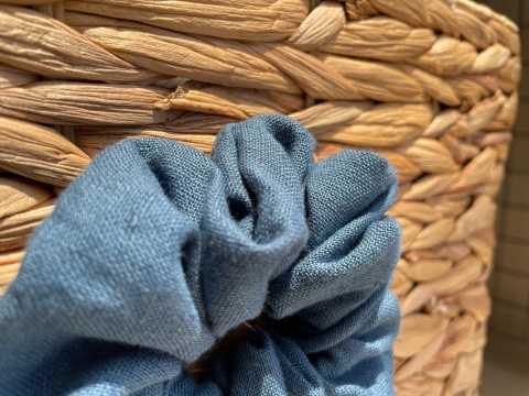 Lniana gumka do włosów scrunchie niebieska